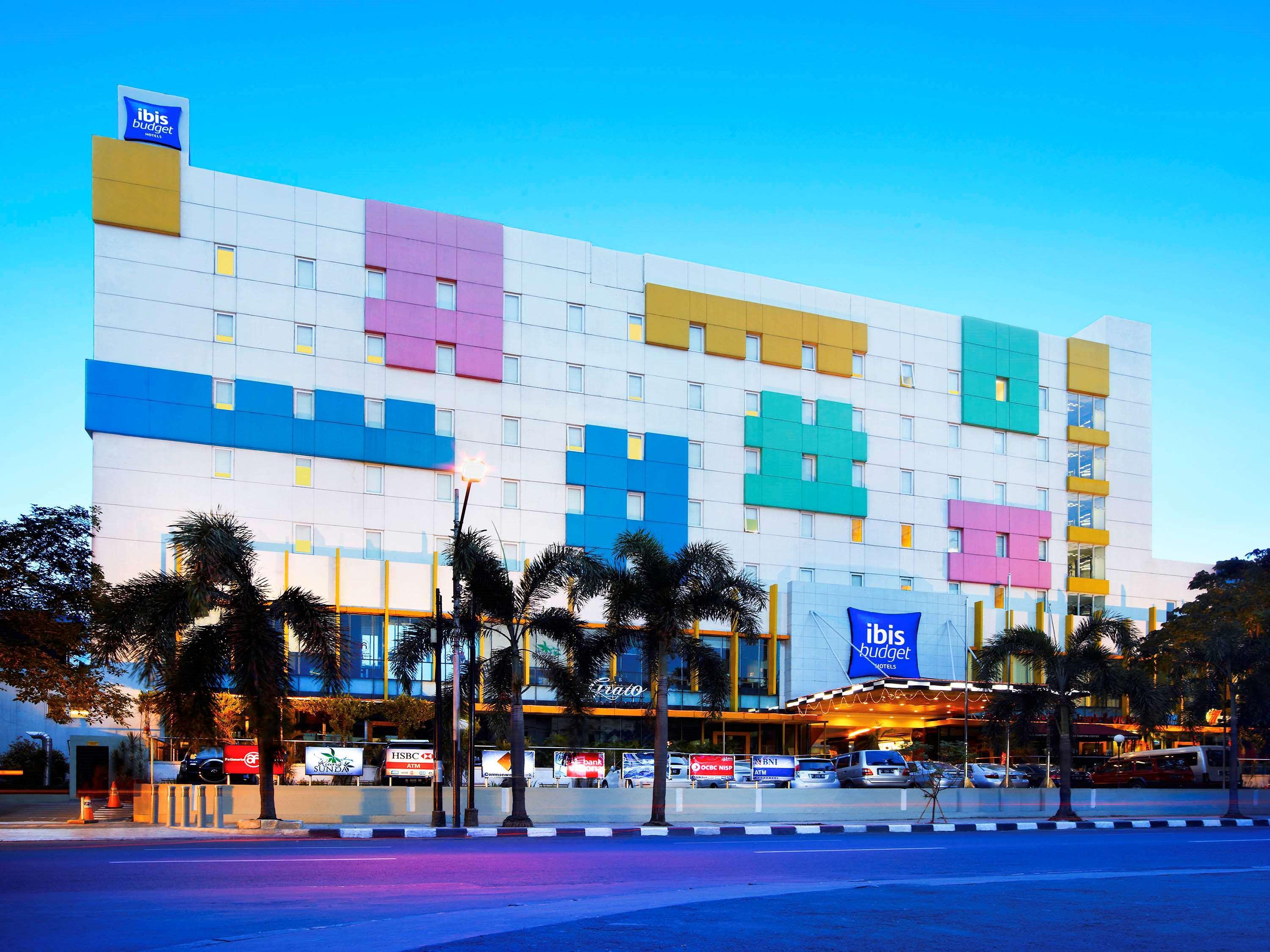 Ibis Budget Jakarta Cikini Hotel Exterior foto